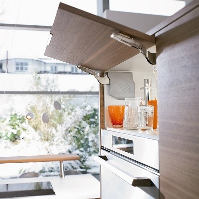 AVENTOS HK-S BLUM PARA PUERTAS ABATIBLES REDUCIDAS APERTURA ASCENDENTE 