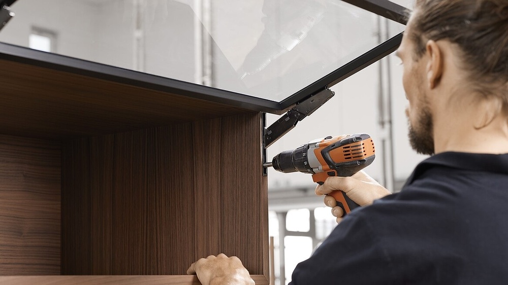 AVENTOS HKi BLUM PARA PUERTAS ABATIBLES EMBUTIDO AL CANTO 18 KG 